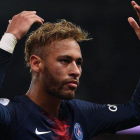 Neymar anima a la hinchada del PSG en el Parque de los Príncipes.-EL PERIÓDICO