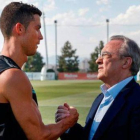 Florentino Pérez saluda a Cristiano Ronaldo-REAL MADRID