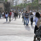 Personas paseando por el centro de la ciudad, en una imagen de archivo.-ÁLVARO MARTÍNEZ