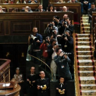 Pablo Iglesias se dirige al hemiciclo en la segunda sesión del debate de investidura con Pedro Sánchez sentado en su escaño.-EFE / BALLESTEROS