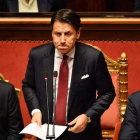 Giuseppe Conte, entre Salvini y Di Maio, este martes en el Senado.-ANDREAS SOLARO (AFP)