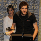 Kote Camacho muestra el premio. / VALENTÍN GUISANDE-