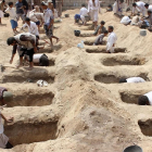 Las familias de los niños fallecidos caban las tumbas para enterrarlos. /-AFP / STRINGER