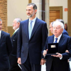 Felipe VI posa junto al lendakari, Iñigo Urkullu (izquierda), y el empresario José Ferrer Sala y su esposa.-Foto: EFE / LUIS TEJIDO