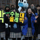Un grupo de jóvenes anima los examinados en las pruebas de acceso a la universidad en Corea del Sur.-Foto: JEON HEON-KYUN / EFE