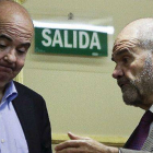 Los diputados socialistas Manuel Chaves y Gaspar Zarrías conversan, el pasado 18 de junio, durante el pleno del Congreso.-Foto: EFE / EMILIO NARANJO