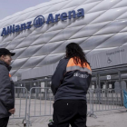 Dos agentes de seguridad en una zona del Allianz Arena, el campo del Bayern-SVEN HOPPE
