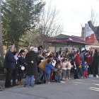 Asistentes a la segunda de las concentraciones a las puertas de la farmacia de Villar del Río.-HDS