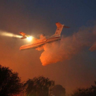 Un avion cisterna ruso descarga retardante quimico sobre el incendio forestal en Nataf  cerca de Jerusalen, Israel .-EFE / ABIR SULTAN