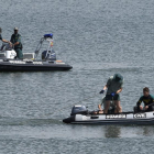 Dos lanchas de la Guardia Civil durante la búsqueda en la zona acotada.-VALENTÍN GUISANDE