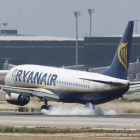 Un avión de Ryanair aterriza en el aeropuerto de El Prat.-JOSEP GARCÍA
