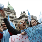Centenares de personas contrarias a la ley del aborto se manifiestan en el exterior del Senado en Buenos Aires. /-EFE / DAVID FERNÁNDEZ