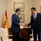 Mariano Rajoy y Pedro Sánchez, en agosto del año pasado.-JOSE LUIS ROCA