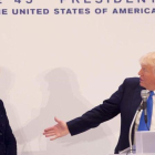 Trump y su esposa Melania ofrecen un discurso en el Hotel Trump de Washington.-