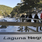 Turistas en la Laguna Negra, en una imagen de archivo.-VALENTÍN GUISANDE