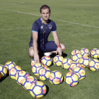Jagoba Arrasate posa con los balones marcando el número cien de sus partidos como entrenador numantino en el césped del anexo de Los Pajaritos.-Luis Ángel Tejedor
