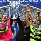 Los jugadores y técnicos del Huddersfield celebran el ascenso a la Premier-AFP