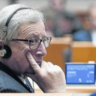 Jean-Claude Juncker, con unos auriculares de traducción en un pleno del Parlamento europeo.-JULIAN WARNAND