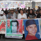 Jóvenes que apoyan a los familiares de los normalistas desaparecidos en Iguala.-EFE