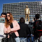 Estatua del primer ministro israelí Benjamin Netanyahu derribada en Tel Aviv.-REUTERS / BAZ RATNER