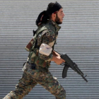 Un miliciano de las Fuerzas Democráticas Sirias en Raqqa.-GORAN TOMASEVIC