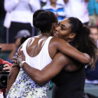 Las hermanas Williams se abrazan tras el partido.-KEVORK DJANSEZIAN (AFP)