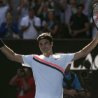 Roger Federer celebra la clasificación para cuartos de final en Australia.-REUTERS / THOMAS PETER (REUTERS)