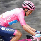 Richard Carapaz, este jueves, durante la 18ª etapa del Giro.-LUK BENIES / AFP