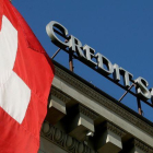 La bandera suiza ondea en la sede central de Credit Suisse, en Lucerna.-ARND WIEGMANN (REUTERS)