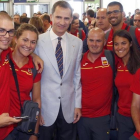 El Rey Felipe se fortografía junto a varios miembros del equipo olímpico, al que ha despedido este viernes en el aeropuerto de Barajas.-EFE / J J GUILLÉN
