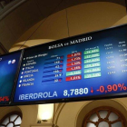 Panel de cotizaciones de la Bolsa de Madrid.-