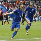 Luka Modric celebra junto a su compañero Ivan Perisic, del Inter, un gol con Croacia en la Eurocopa 2016. /-EFE