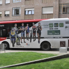 El autobús urbano en la calle Doctrina.-Valentín Guisande
