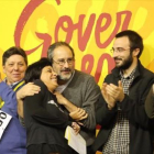 Antonio Baños abraza a Anna Gabriel, durante la jornada de trabajo de la CUP en Manresa, ayer.-RICARD CUGAT