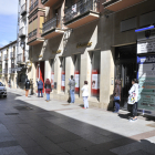 Colas en una entidad bancaria de Soria debido a las restricciones de aforo por el covid.-VG