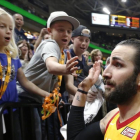 Ricky Rubio  saluda a unos pequeños aficionados tras su exhibición ante los Lakers-/ RICK BOWMER (AP)