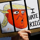 Un manifestante a favor de la reunificación de las familias de inmigantes sostiene un cartel en una protesta en Nueva York con un dibujo de la cara de Trump y en el que se lee Yo odio a los niños.-REUTERS / SHANNON STAPLETON