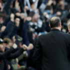 Mourinho saluda a Benítez al final del partido en St. James Park-CARL RECINE (REUTERS)
