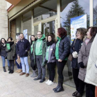 Miembros de la Junta de Personal Docente No Universitario, en el ‘plante’ en la Dirección Provincial de Educación.-LUIS ÁNGEL TEJEDOR