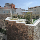 El dueño de un piso junto a la muralla restauró la parte superior y la remató con este cenador desmontable.-I. L. MURILLO