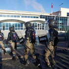 Soldados turcos en las inmediaciones del tribunal donde han empezado a juzgarse a los golpistas.-OSMAN ORSAL / REUTERS