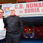 El vicepresidente del Numancia, Eduardo Rubio, y Jesús Gómez Tierno, autor del libro presentado ayer.-ÁLVARO MARTINEZ