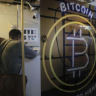Dos clientes en un Bitcoin ATM de Hong Kong, el pasado sábado.-AP / KIN CHEUNG