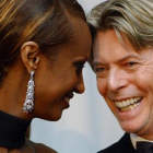 Iman y David Bowie, en una imagen de 2002.-AP