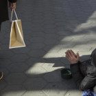 Contraste entre pobreza y poder adquisitivo en el Paseo de Gracia, de Barcelona.-