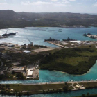 Vista aeérea de la base naval estadounidense en el puerto de Apra, en la isla de Guam.-US NAVAL BASE GUAM JEFFREY LANDI
