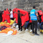 nmigrantes rescatados de una patera, en el puerto de Tarifa (Cádiz), el viernes.-A CARRASCO RAGEL