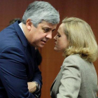 Mario Centeno conversa con Nadia Calviño, el pasado enero en Bruselas.-EFE / OLIVIER HOSLET