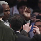 El exjugador de los Knicks, Charles Oakley, durante su trifulca en el Madison Square Garden.-AP