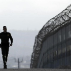 Un agente patrulla la valla que separa México y San Diego.-AP / GREGORY BULL